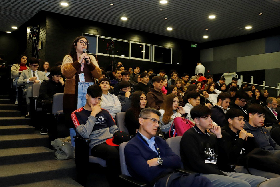 Estudiantes compartiendo sus ideas tras discusiones
