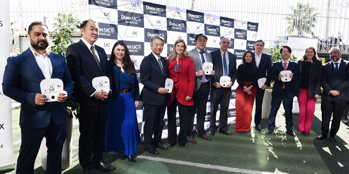 Participantes posando con los abanicos conmemorativos