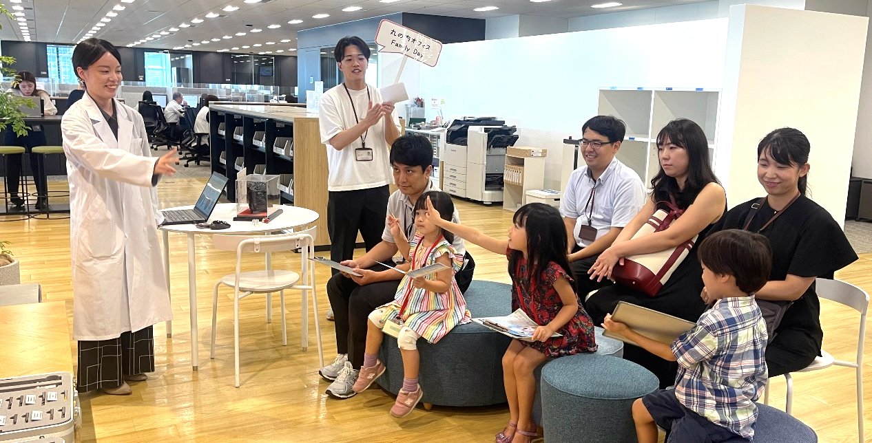 三菱マテリアル本社で「Family Day」開催
～社長室で名刺交換！マテリアル博士によるクイズに子どもたちが挑戦～