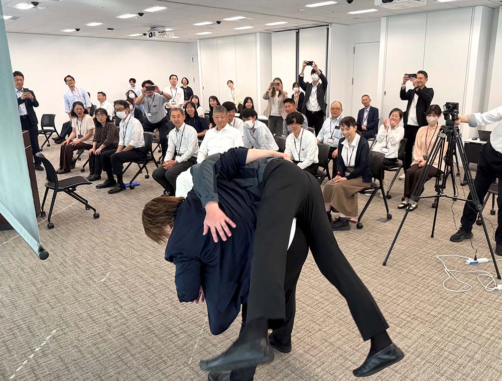 社員を相手に投げ技を実演